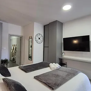 Cave With Free Parking Apartment Pula